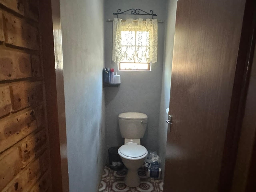 6 Bedroom Property for Sale in Oos Einde North West